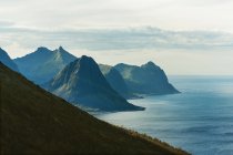 Vista de las montañas y el mar - foto de stock