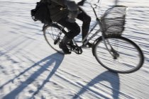 Человек на велосипеде — стоковое фото