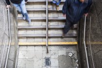Menschen bewegen sich Treppe hinunter — Stockfoto