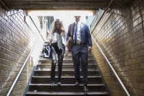 Деловые люди, спускающиеся в метро — стоковое фото