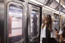 Бізнес-леді дивиться через вікно в метро — стокове фото