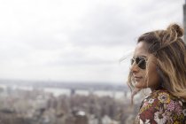 Frau blickt auf Stadtansicht — Stockfoto
