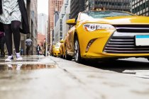 Sidewalk by yellow taxis — Stock Photo