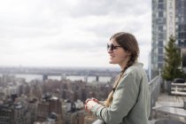 Frau blickt auf Stadtbild — Stockfoto