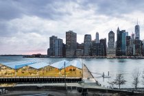East River y edificios - foto de stock