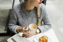 Улыбающаяся женщина держит кофе — стоковое фото