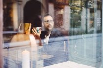 Mann entspannt sich im Café — Stockfoto