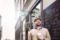 Homem em pé na frente do café — Fotografia de Stock
