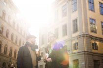 Zwei Männer beim Kaffee im Freien — Stockfoto