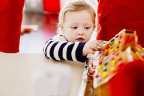 Girl decorating gingerbread house — Stock Photo