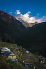 Casas en las montañas de Ulleri contra el cielo - foto de stock