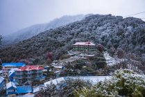 Ghorepani en la montaña durante el invierno - foto de stock