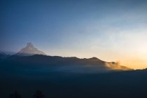 Montagne contro il cielo durante l'alba — Foto stock