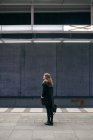 Жінка, стоячи на станції метро — стокове фото