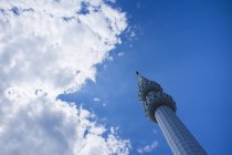 Башня против облачного неба — стоковое фото
