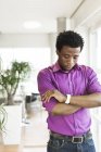 Hombre de negocios mirando reloj inteligente - foto de stock