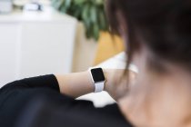 Donna d'affari indossa orologio intelligente — Foto stock