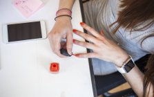 Mujer de negocios aplicando esmalte de uñas - foto de stock
