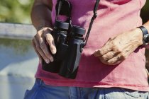 Man holding binoculars — Stock Photo