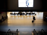Gente en la moderna sala del aeropuerto - foto de stock