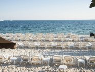 Cadeiras na praia contra o céu — Fotografia de Stock