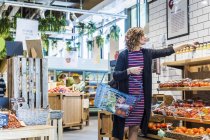 Frau kauft Fruchtsaft im Supermarkt — Stockfoto