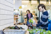 Mann und Frau kaufen im Supermarkt ein — Stockfoto
