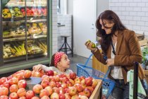Happy mother and daughter shopping — Stock Photo