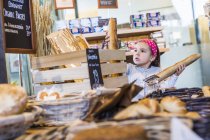 Nettes Mädchen kauft Brot — Stockfoto