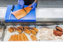 Vendeur coupe saumon — Photo de stock