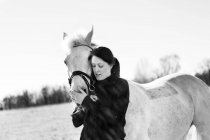 Frau streichelt Pferd — Stockfoto