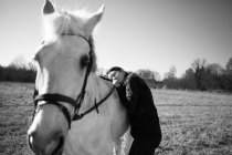 Donna che riposa sul cavallo — Foto stock