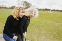 Female friends playing golf — Stock Photo