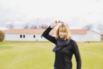 Жінка видалення сонцезахисні окуляри на поле для гольфу — стокове фото