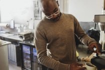 Молодой человек делает кофе — стоковое фото