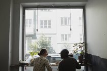 Gens d'affaires en réunion au café — Photo de stock