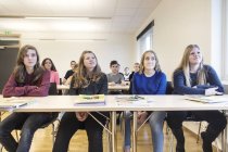 Школьники, сидящие в классе — стоковое фото
