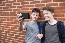Écoliers prenant selfie avec téléphone mobile — Photo de stock