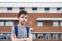 Портрет хлопчика перед будівлею школи — стокове фото