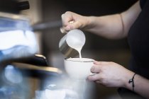 Barista bereitet Cappuccino zu — Stockfoto