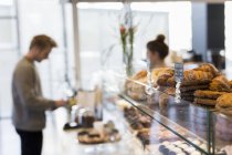 Dipendente in caffetteria — Foto stock