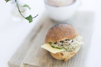 Sándwich saludable con queso y pepino - foto de stock