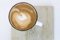 Herzform auf Cappuccino — Stockfoto