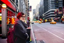 Жінка чекає на тротуарі в місті — стокове фото