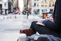 Женщина, пишущая по городской улице — стоковое фото