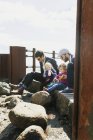 Familie und Freunde am Pier — Stockfoto