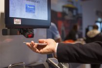 Чоловічої руки сканування кредитної картки — стокове фото