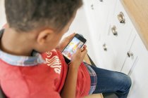 Junge spielt Spiele auf Smartphone — Stockfoto