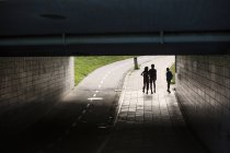 Crianças caminhando no túnel escuro — Fotografia de Stock