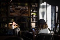 Frauen sitzen im Café — Stockfoto